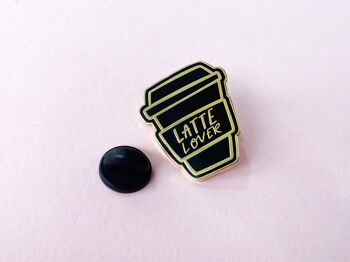 Épingle en émail Latte Lover | Badge en émail dur noir et or | Cadeau d'amant de café