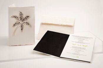 Lily noir - carte pliée en papier fait main