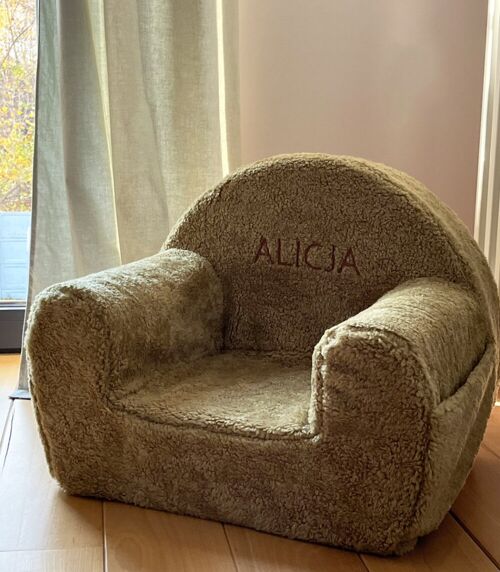 Teddy - chair seat with an embroidered name in green