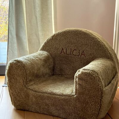 Teddy - chair seat with an embroidered name in green