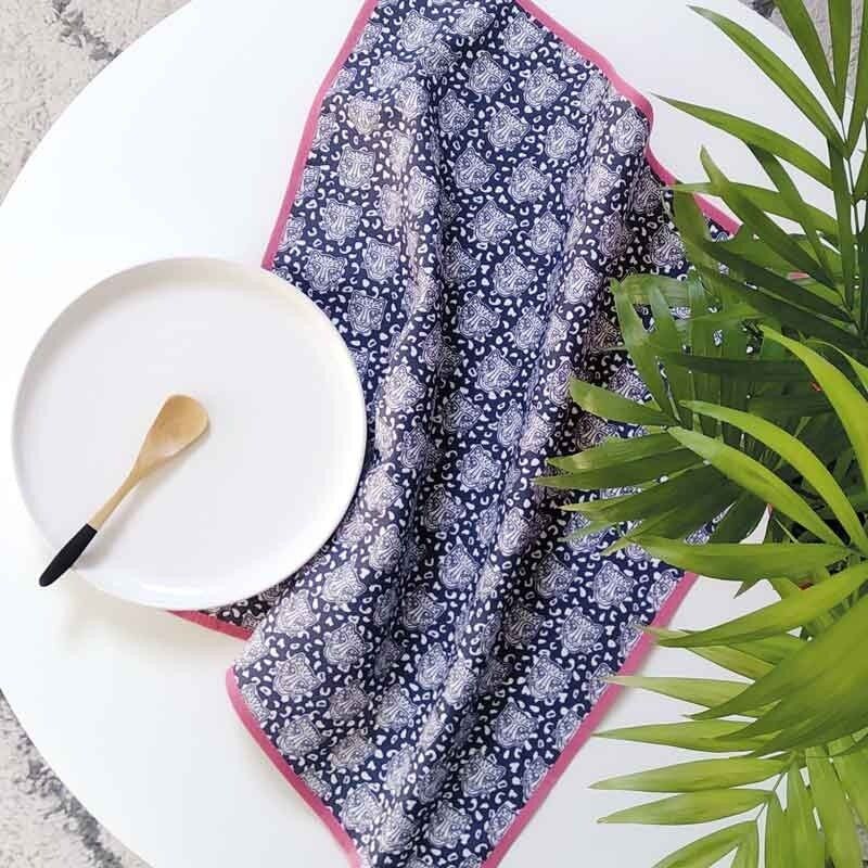 Blaue Leopardenserviette - La Grrrminette Bleue - Pink