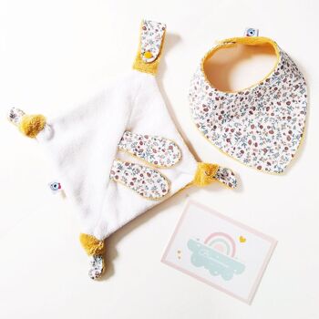 Achat Pack CADEAU NAISSANCE bébé fille garçon 29 € fleurs moutarde / Doudou  plat lapin + 1 Bavoir + 1 carte naissance en gros