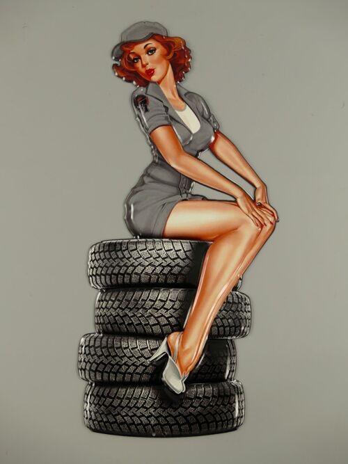 Blechschild Pin Up Girl auf Reifenstapel 59x28cm