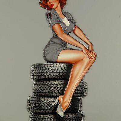Cartel de chapa Pin Up Girl sobre pila de neumáticos 59x28cm