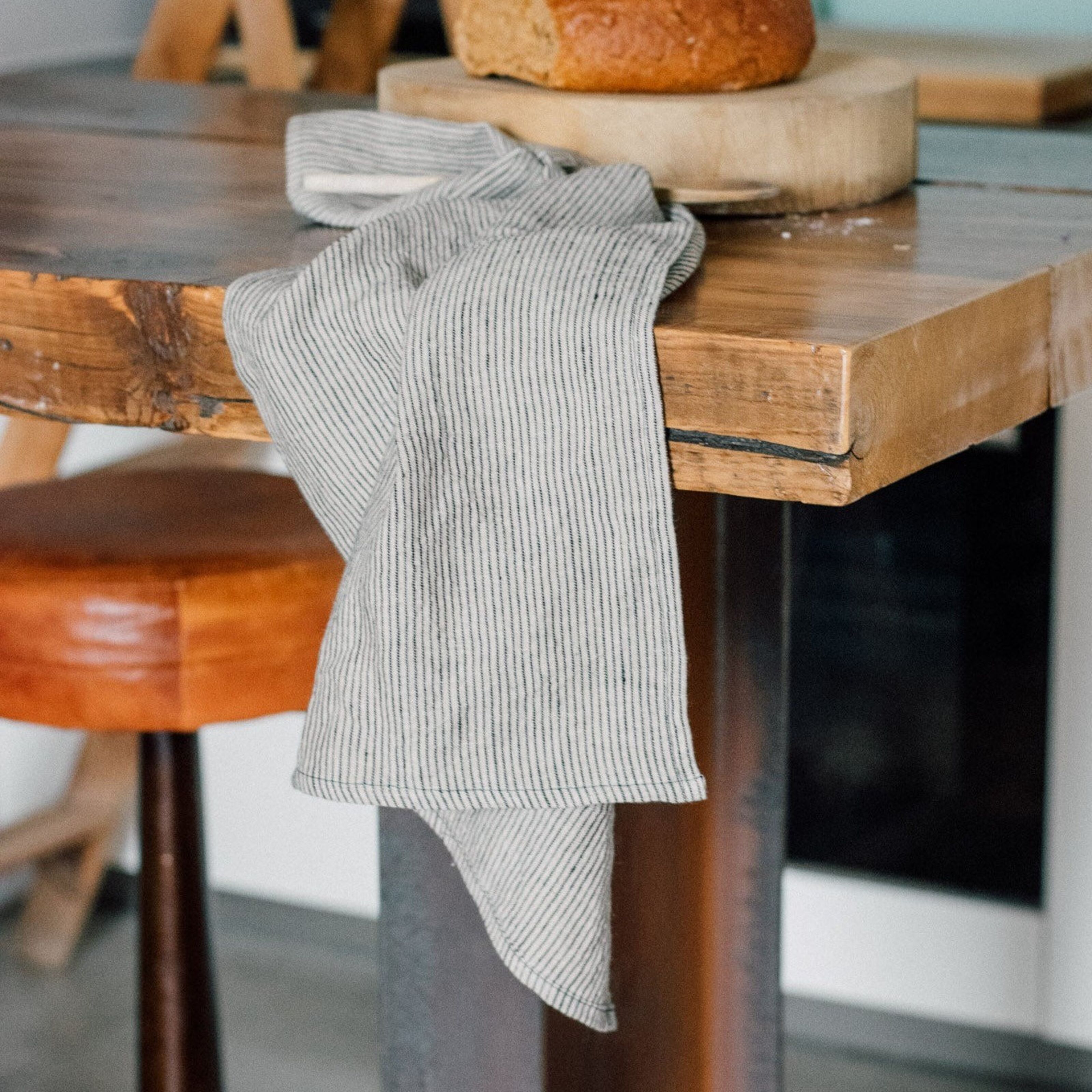 Helen Round Linen Tea Towel - Bee Design - Interismo Online Shop