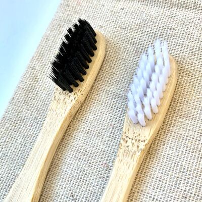 Set di 2 spazzolini da denti in bambù + sacchetto di lino