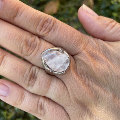 Drop-shaped adjustable ring in natural rock crystal