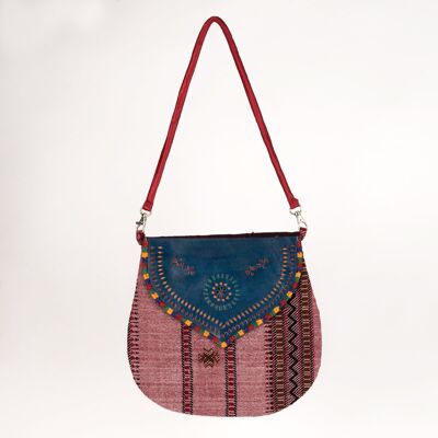 Bolso artesanal con solapa de cuero tallado a mano - Rojo Azul