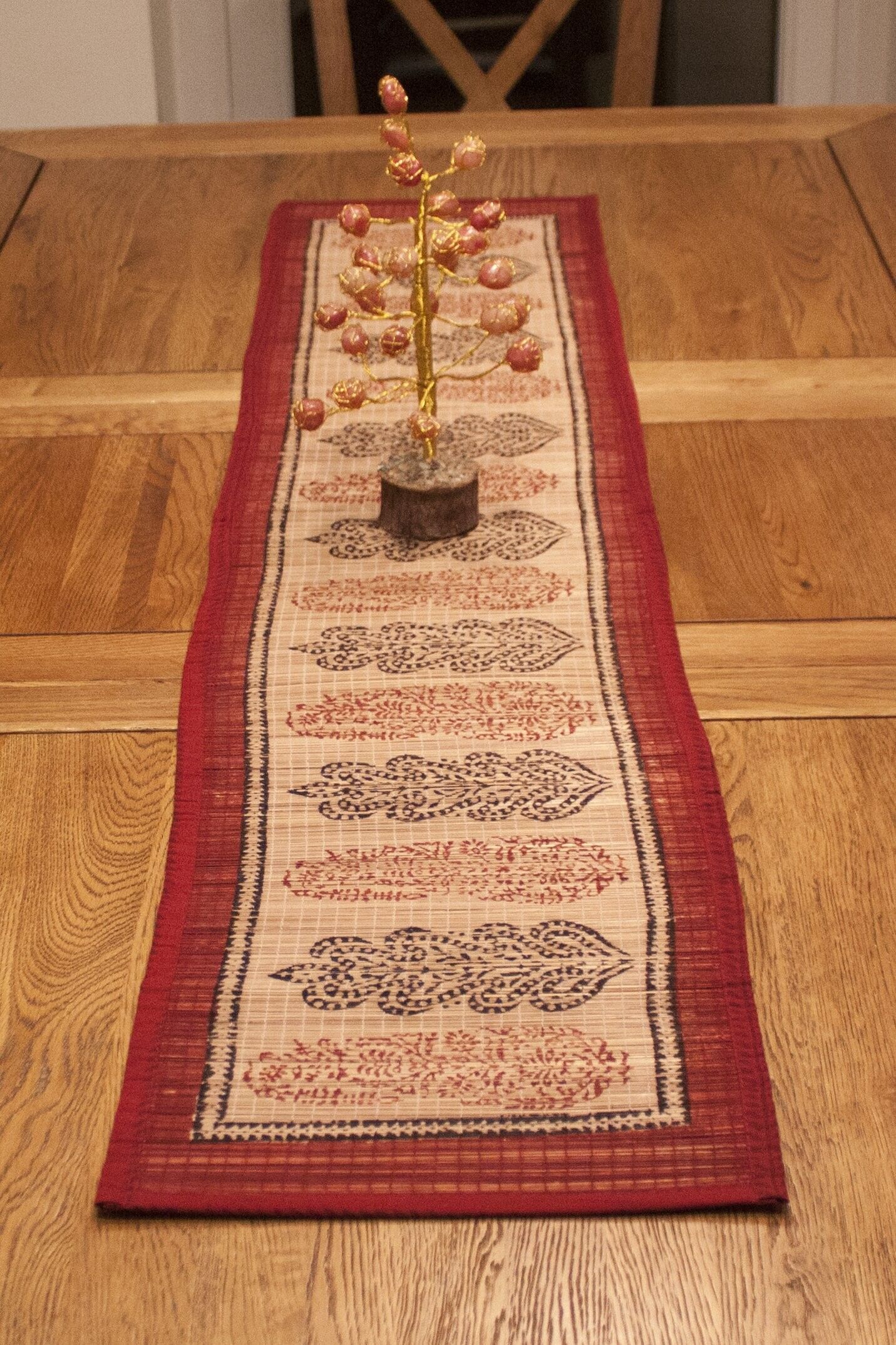 Runner da tavola con stampa a blocchi a mano lunga Paisley - Rosso Nero