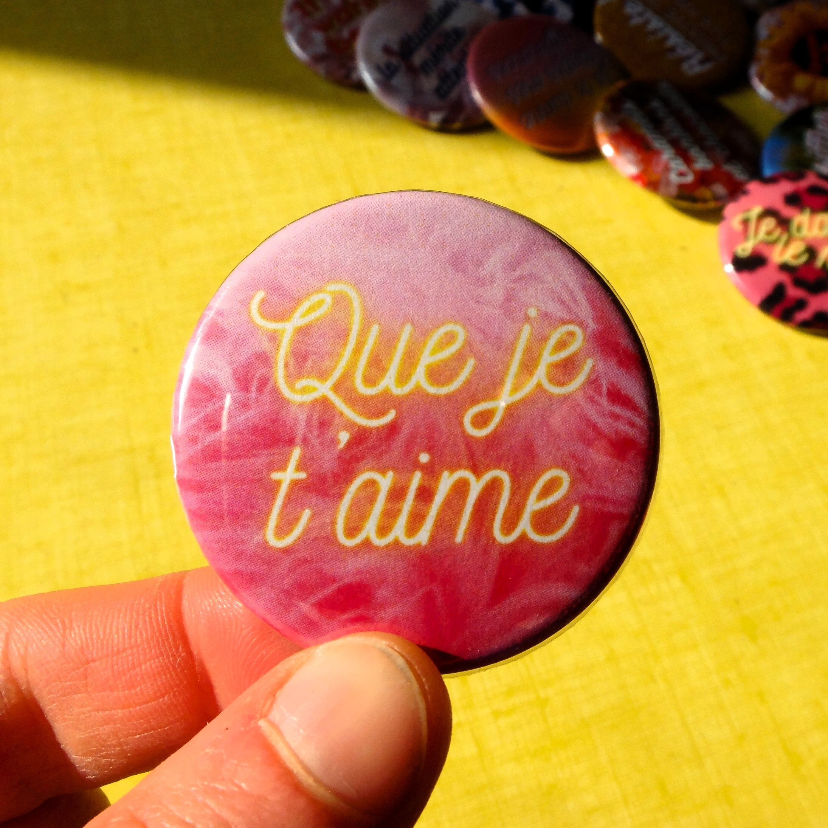 Liedabzeichen / Que je t'aime (Johnny) (Anstecknadel)