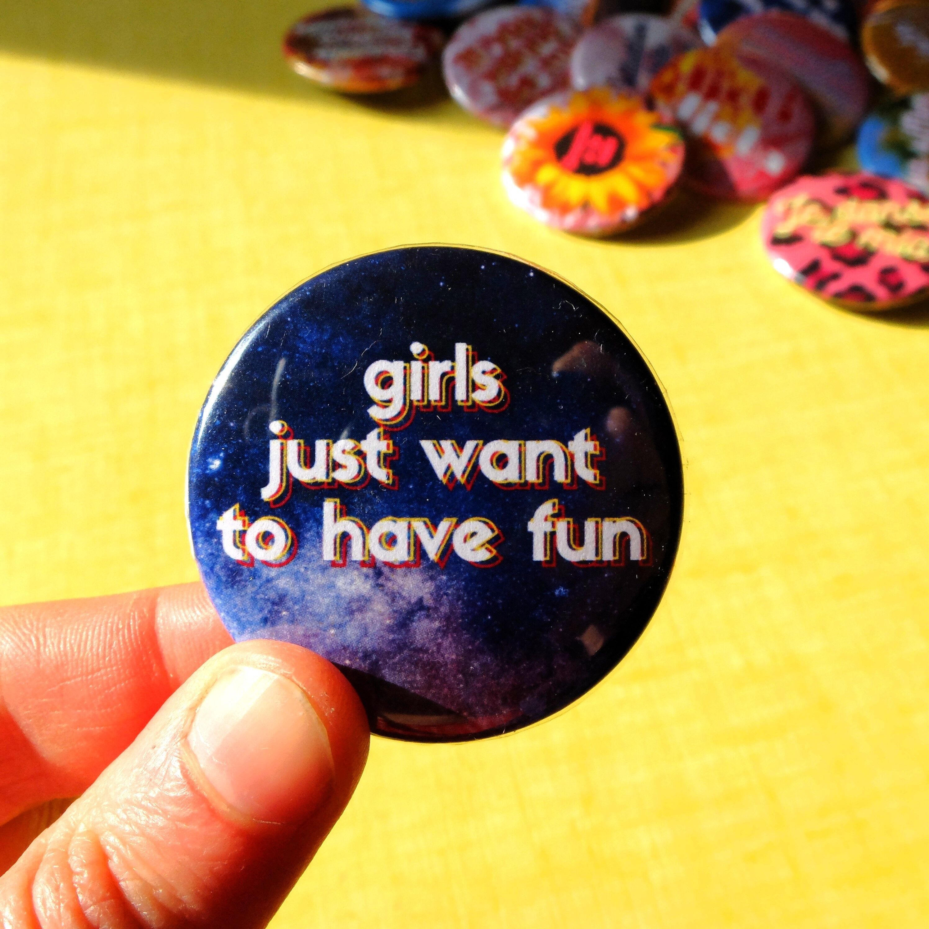 Song-Anstecknadel / Mädchen wollen einfach nur Spaß haben (Brosche)