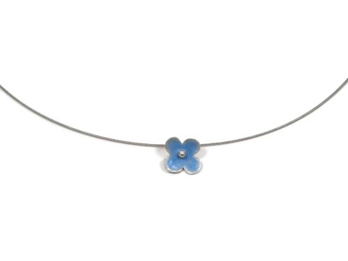 Zarter Halsreif aus Stahlseide mit einer hellblau emaillierten Blüte aus Sterlingsilber