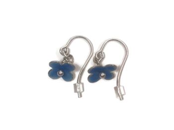 Boucles d'oreilles délicates en argent sterling avec fleurs émaillées bleu clair 1