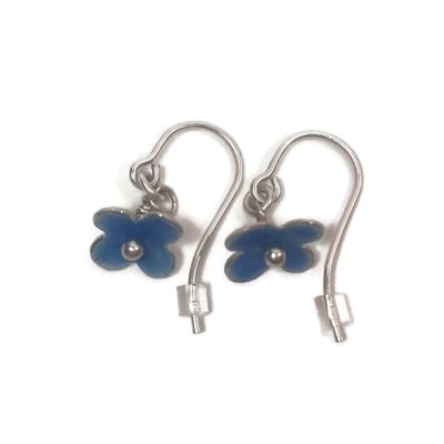 Zierliche Ohrringe aus Sterlingsilber mit hellblau emaillierten Blüten