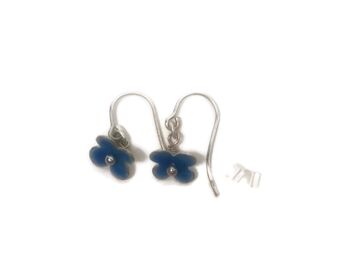 Boucles d'oreilles délicates en argent sterling avec fleurs émaillées bleu clair 3