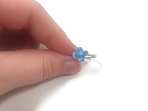 Zierlicher Ring aus Sterlingsilber mit einer hellblau emaillierten Blüte