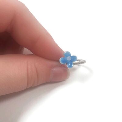 Delicado anillo de plata de primera ley con una flor esmaltada en azul claro