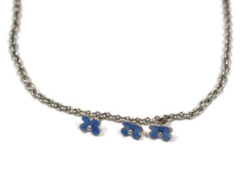 Délicat collier en argent massif avec fleurs émaillées bleu clair 1