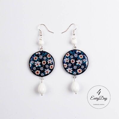 Boucles d'oreilles : Fleurs blanches sur fond noir