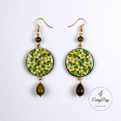 Pendientes: flores blancas y fondo verde