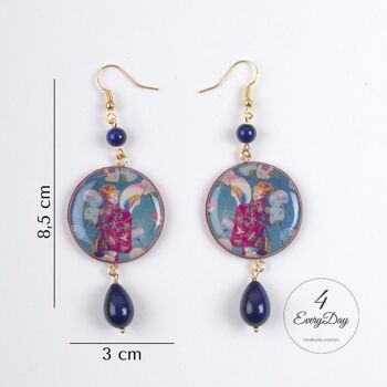 Boucles d'oreilles en bois Camille Monet avec costume japonais 2