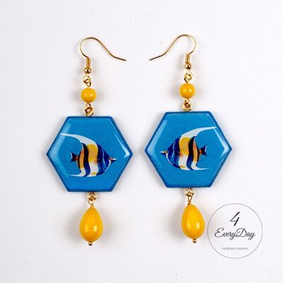Pendientes: pescado sobre fondo azul hexagonal