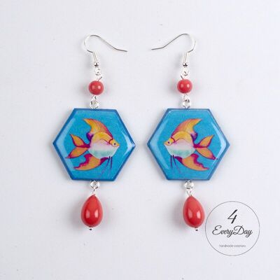 Boucles d'oreilles : poisson orange sur fond bleu hexagone