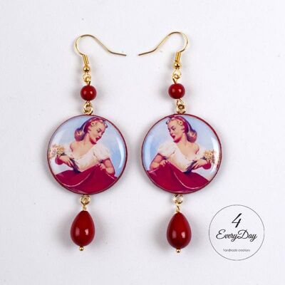 Boucles d'oreilles en bois rouge Pin up fille blonde