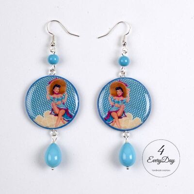 Boucles d'oreilles en bois avec Pin ups bleu très clair