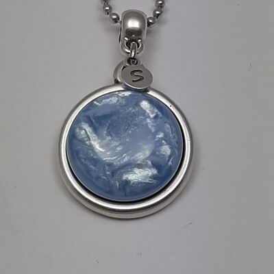 Collana in argento antico con perle che brillano di blu