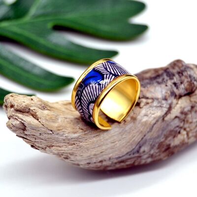 Anillo con motivos de cera naranja azul sobre anillo ajustable de latón dorado con oro fino
