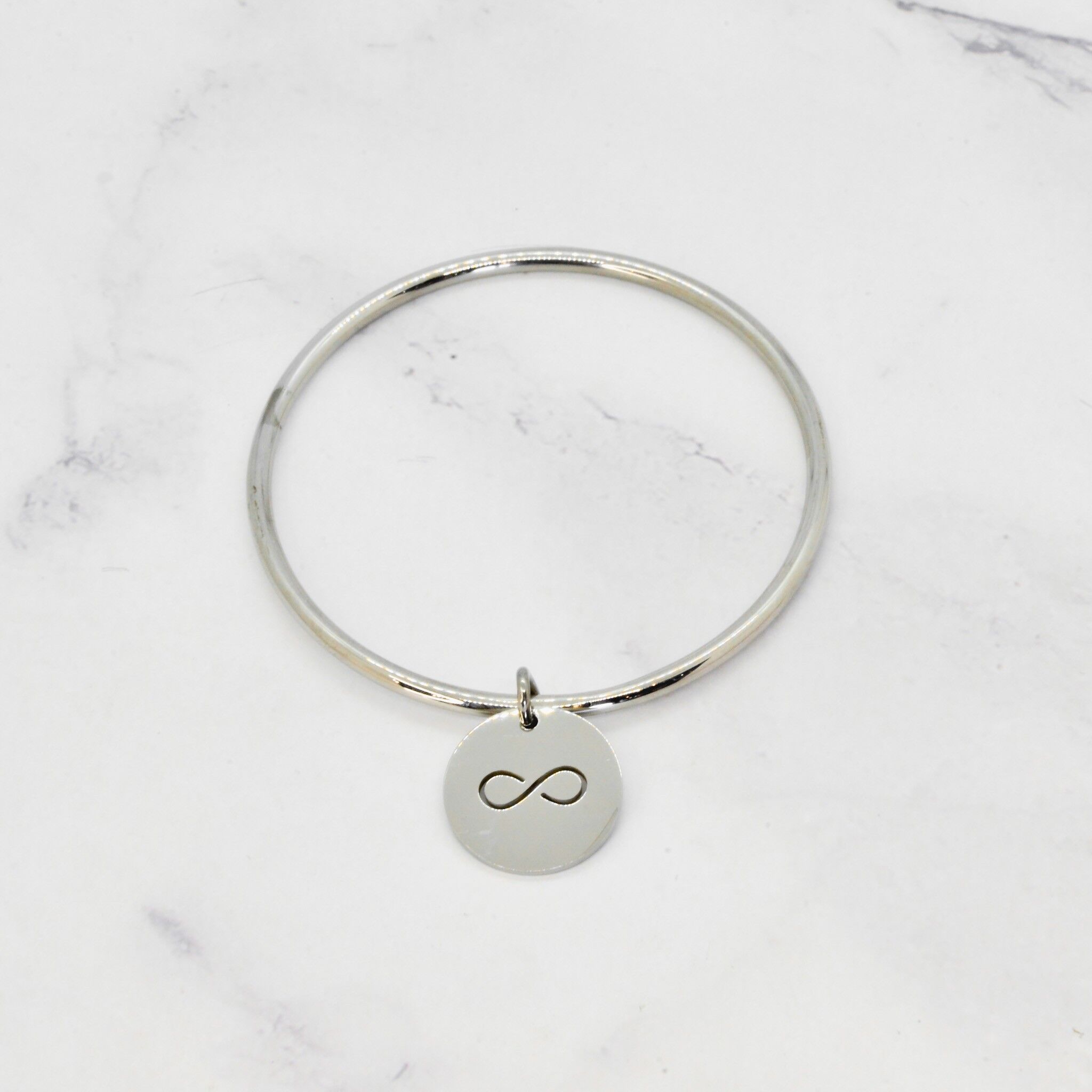 Bracciale rigido con nappine infinite traforate in acciaio