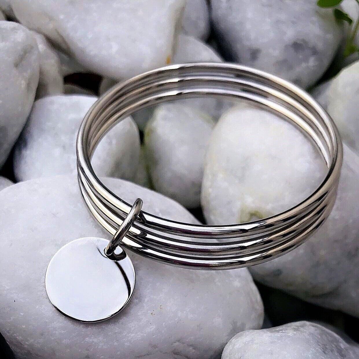 Trio di braccialetti con nappe in acciaio