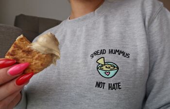 SPREAD HUMMUS NOT HATE Sweat-shirt unisexe brodé Gris chiné 3