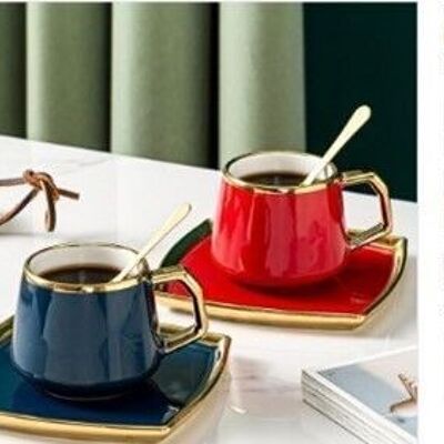 Tasse à thé avec assiette carrée et cuillère