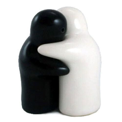 Salt and pepper pots hugging black and white (HCSP806)