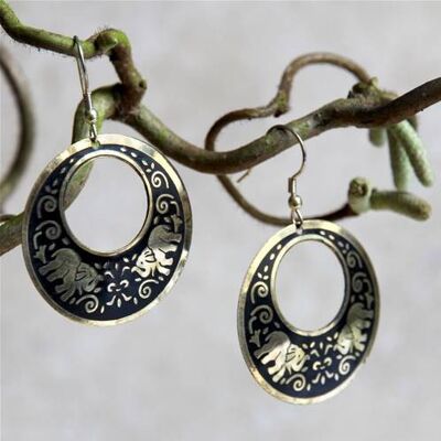 Earrings round black with gold coloured elephants (TAR7880)