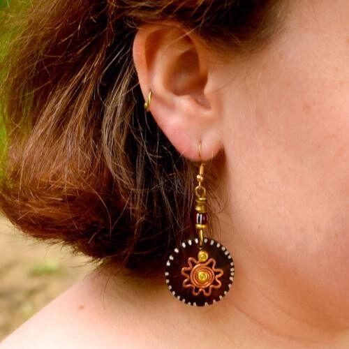 Earrings cow bone & brass, circle with sun + bead, brown (Z2706)