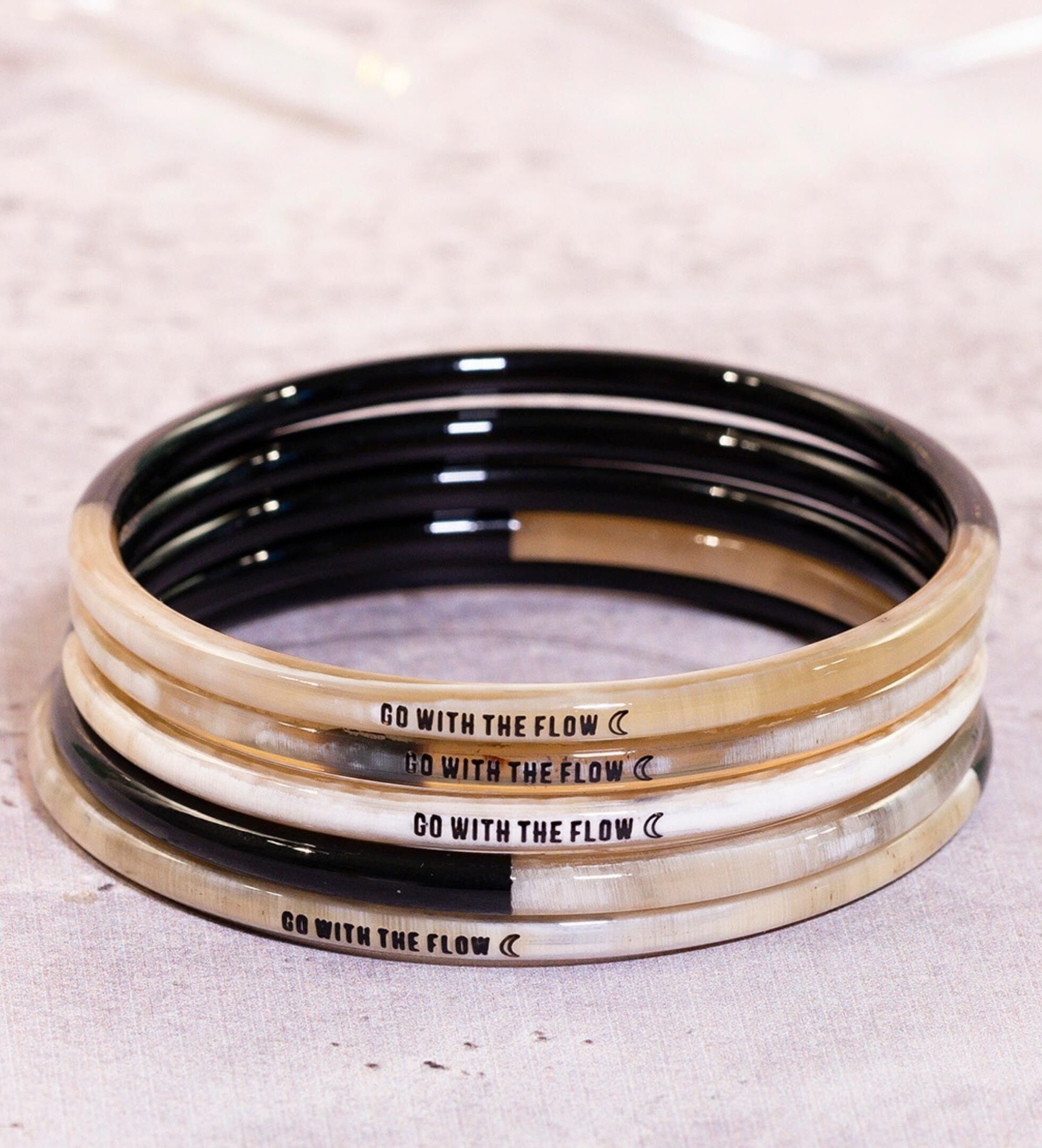 1 Jonc corne 3mm " GO WITH THE FLOW " - Noir