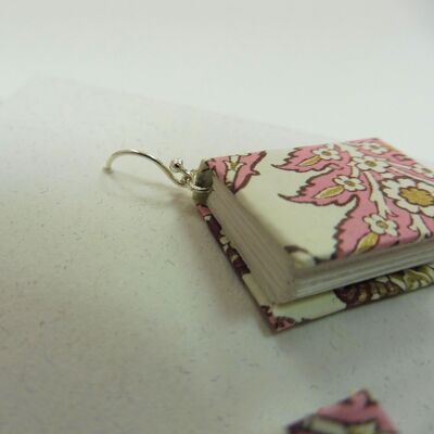 Pendientes hechos con mini libros de papel italiano