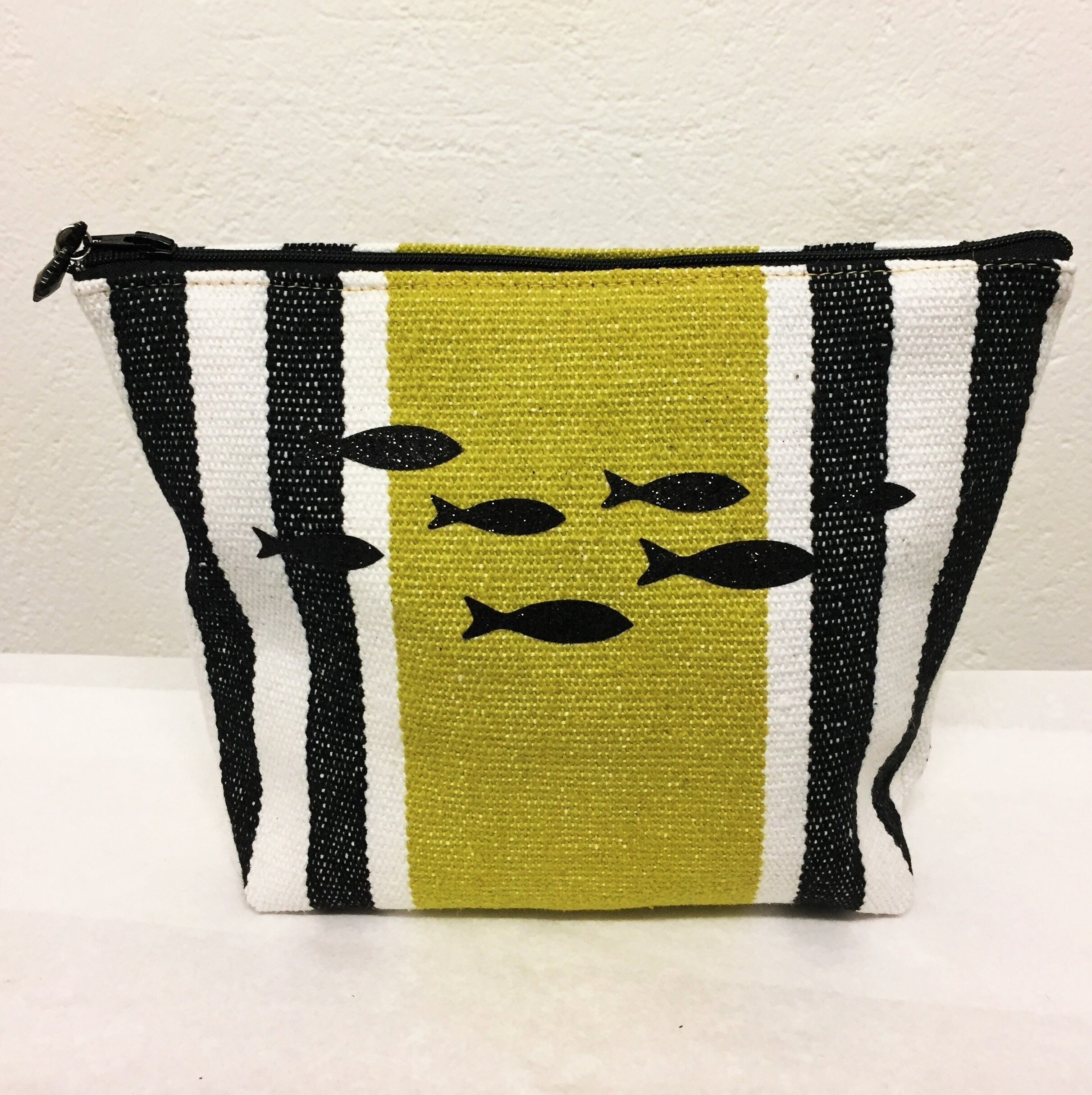 Senf gestreiftes TGM-Federmäppchen mit schwarzem Fisch-Siebdruck