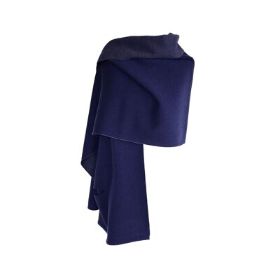 Una bufanda perforada azul / naturaleza
