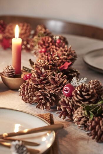 Kerststuk theelicht houder - Baie rouge | 45cm / 2L | Décoratif kerststuk gemaakt uit natuurlijke materialen en voorzien van twee waxinehouders | Kerst décoration | Rood 2