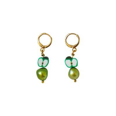 Mele verdi e orecchini di perle verdi d'acqua dolce