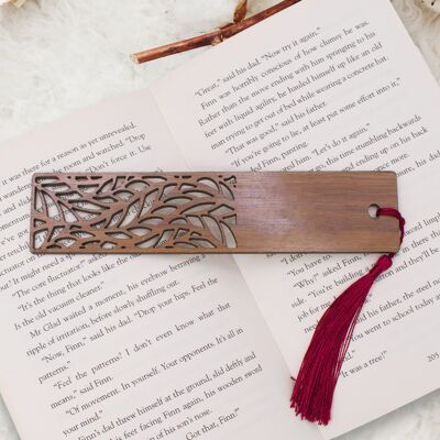 Marcador de madera cortado con láser con borla - Diseño de hojas de madera de nogal