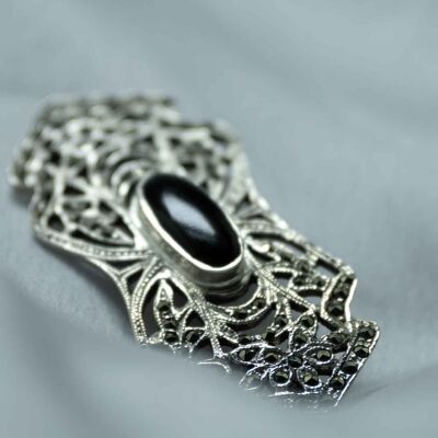 Vintage brooch in onyx, marcasite and silver
