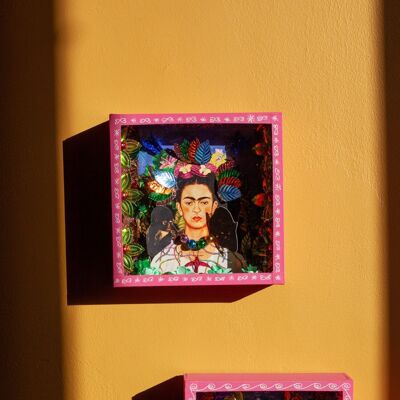 Vitrina de autorretratos Frida Kahlo - Autorretratro con collar de espinas y colibrí