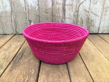 Grand bol en raphia naturel fuchsia