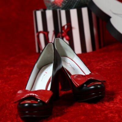pumps - black leather - red decorative bow