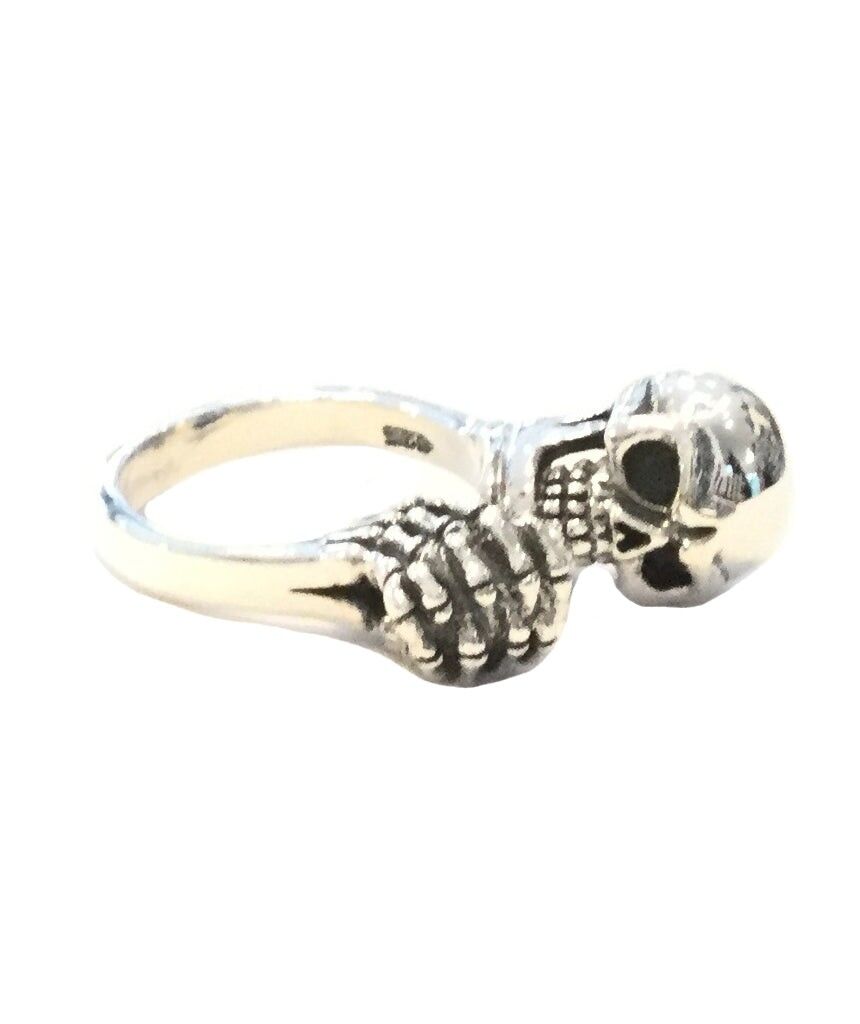 Anillo de calavera con cabeza y manos de plata premium